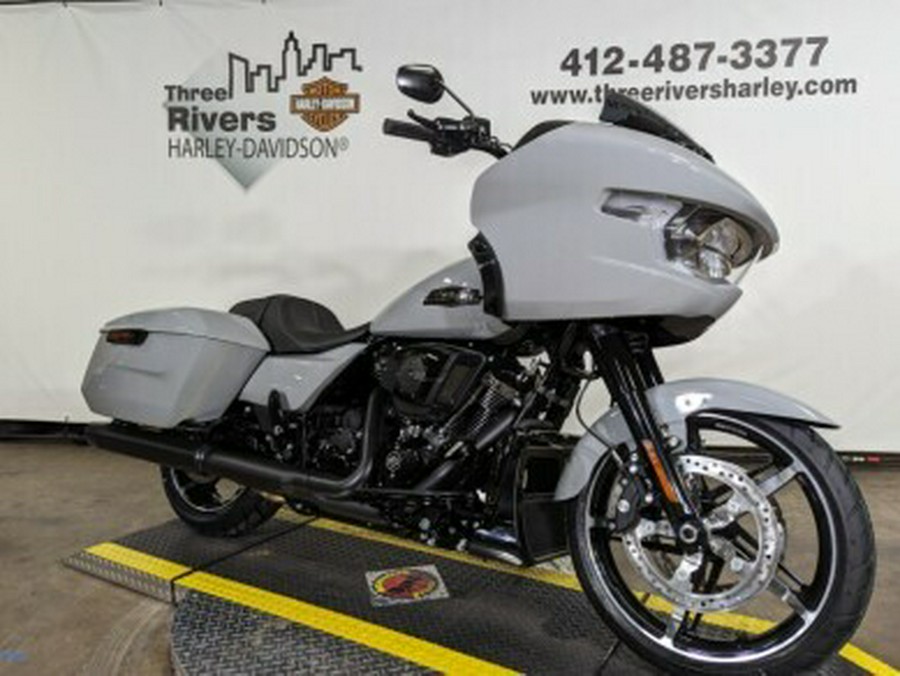 2024 Harley-Davidson Road Glide® Atlas Silver Metallic – Black Finish