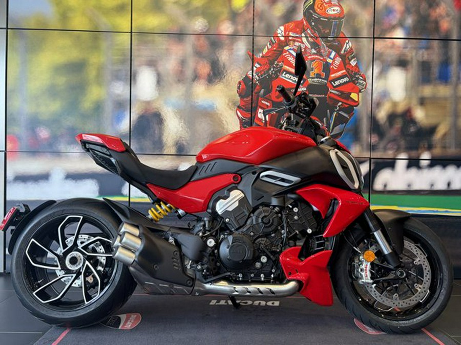 2026 Ducati DIAVEL V4