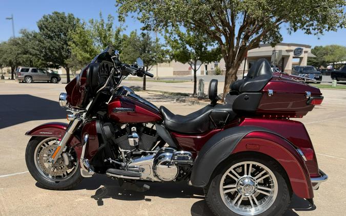2016 Harley-Davidson® Tri Glide® Ultra Two-Tone Mysterious Red Sunglo/Velocity Red Sunglo
