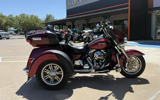 2016 Harley-Davidson® Tri Glide® Ultra Two-Tone Mysterious Red Sunglo/Velocity Red Sunglo