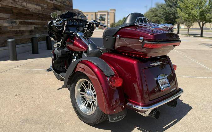 2016 Harley-Davidson® Tri Glide® Ultra Two-Tone Mysterious Red Sunglo/Velocity Red Sunglo