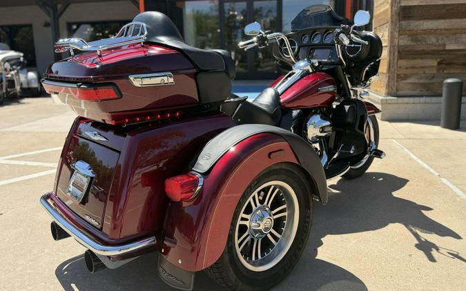 2016 Harley-Davidson® Tri Glide® Ultra Two-Tone Mysterious Red Sunglo/Velocity Red Sunglo
