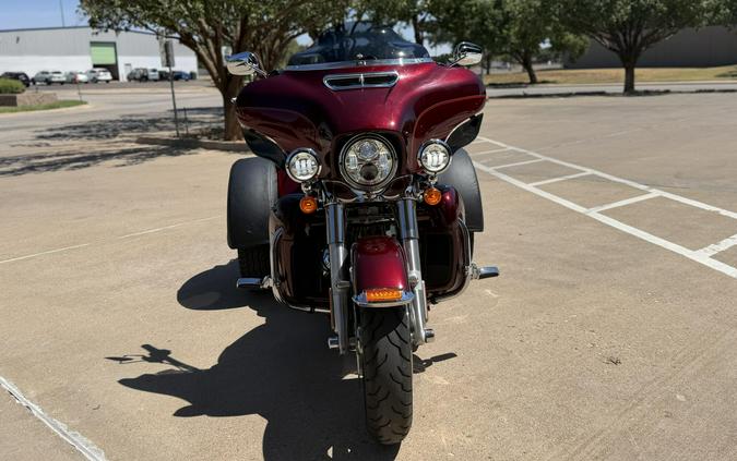 2016 Harley-Davidson® Tri Glide® Ultra Two-Tone Mysterious Red Sunglo/Velocity Red Sunglo