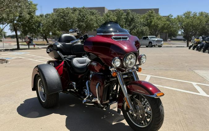 2016 Harley-Davidson® Tri Glide® Ultra Two-Tone Mysterious Red Sunglo/Velocity Red Sunglo