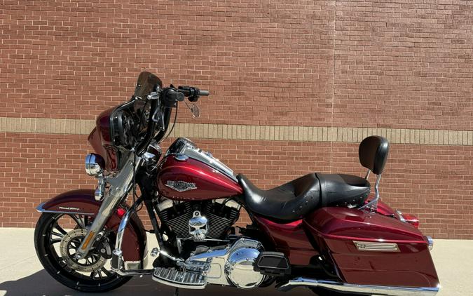 2016 Harley-Davidson® Road King® Velocity Red Sunglo