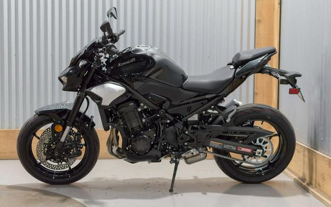 2025 Kawasaki Z900 ABS Metallic Spark Black/Metallic Carbon Gray