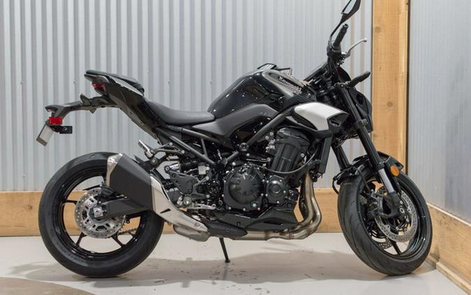 2025 Kawasaki Z900 ABS Metallic Spark Black/Metallic Carbon Gray