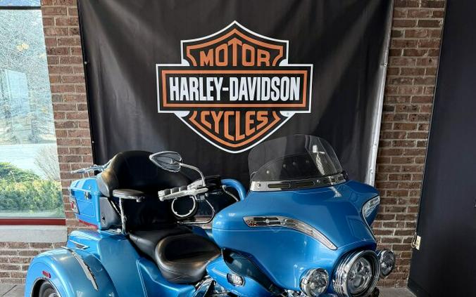 2011 Harley-Davidson Tri Glide Ultra Classic FLHTCUTG Cool Blue Pearl