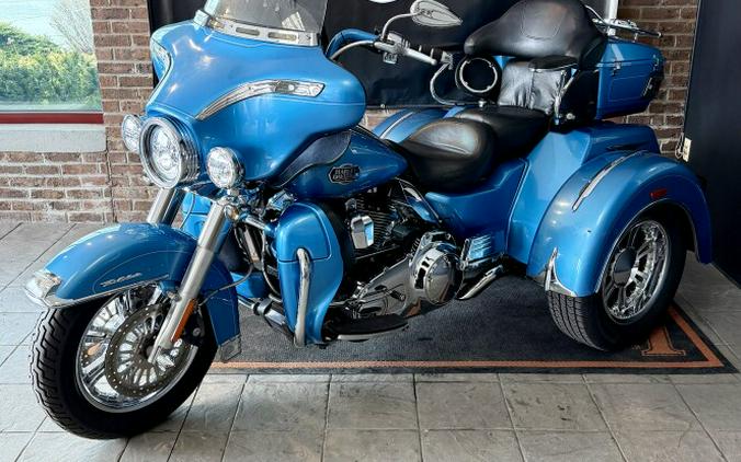 2011 Harley-Davidson Tri Glide Ultra Classic FLHTCUTG Cool Blue Pearl