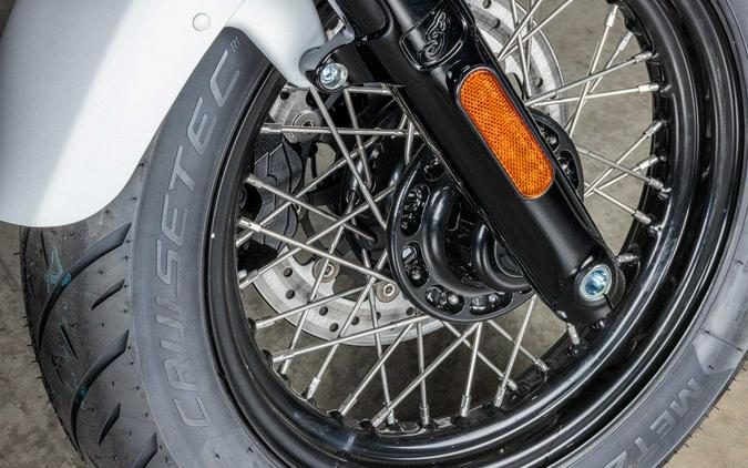 2026 Indian Motorcycle Indian Chief Bobber Dark Horse Ghost White Metallic Smoke - T3033398