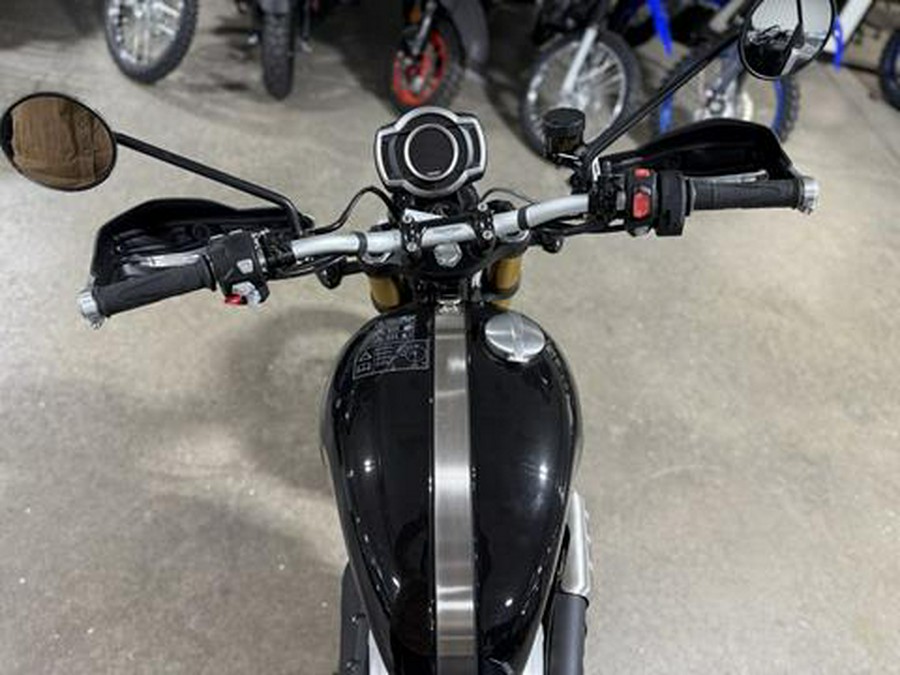 2025 Triumph Scrambler 1200 XE