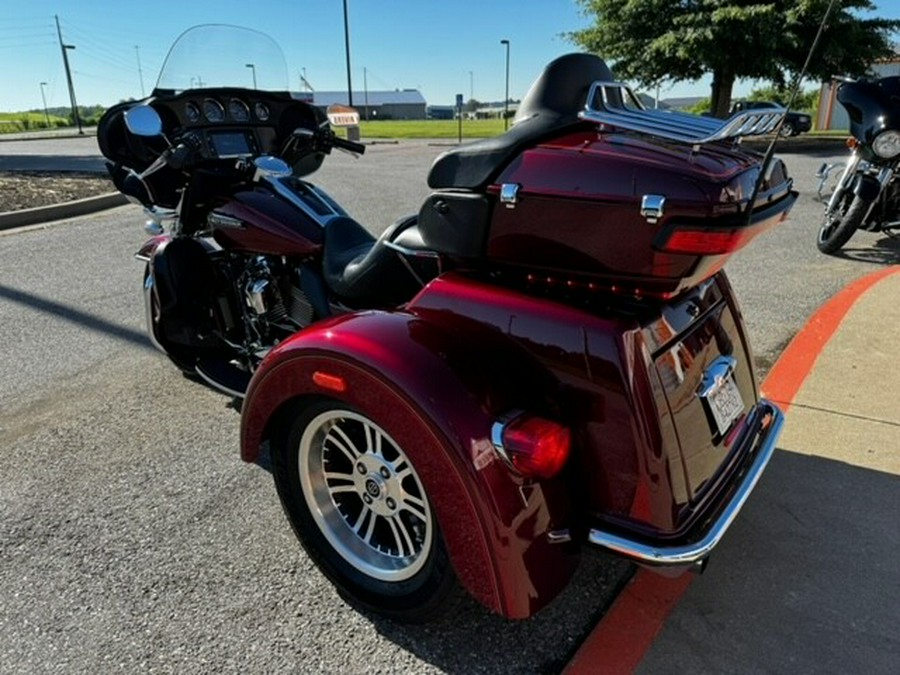 2017 Harley-Davidson Tri Glide Ultra Two-Tone Mysterious Red Sunglo/Velocity