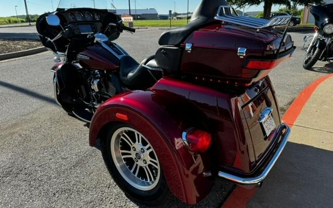 2017 Harley-Davidson Tri Glide Ultra Two-Tone Mysterious Red Sunglo/Velocity