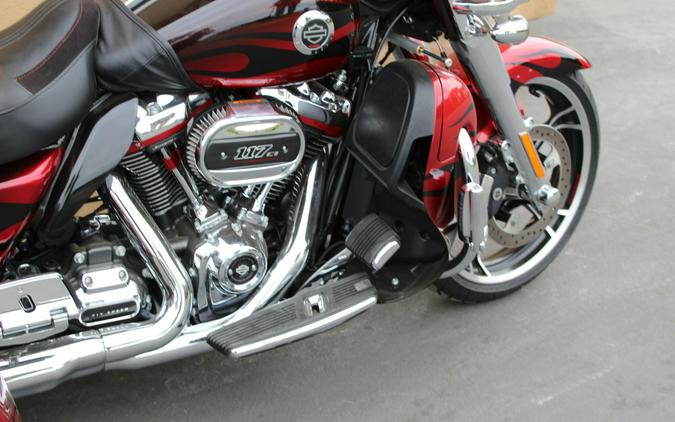 2022 Harley-Davidson® CVO™ Tri Glide® DANTES RED FADE