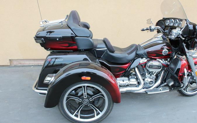 2022 Harley-Davidson® CVO™ Tri Glide® DANTES RED FADE
