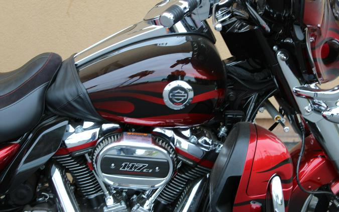 2022 Harley-Davidson® CVO™ Tri Glide® DANTES RED FADE