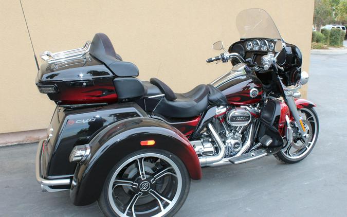 2022 Harley-Davidson® CVO™ Tri Glide® DANTES RED FADE