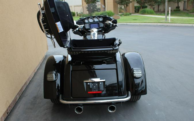 2022 Harley-Davidson® CVO™ Tri Glide® DANTES RED FADE