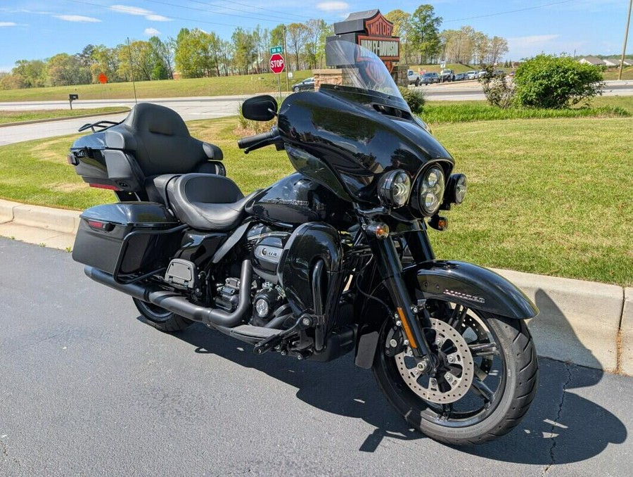 2022 Harley-Davidson® Ultra Limited Vivid Black - Black Finish