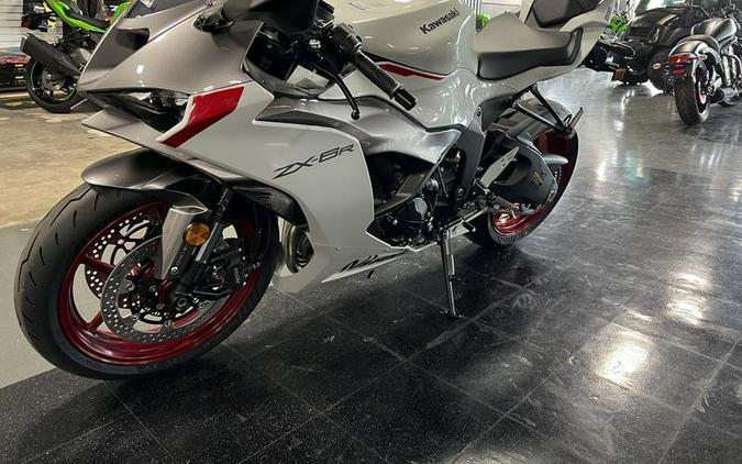 2024 Kawasaki Ninja® ZX™-6R Pearl Robotic White/Metallic Graphite Gray