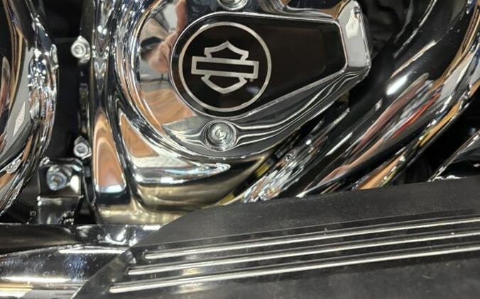 2025 Harley-Davidson® Street Glide™ BLUE BURST