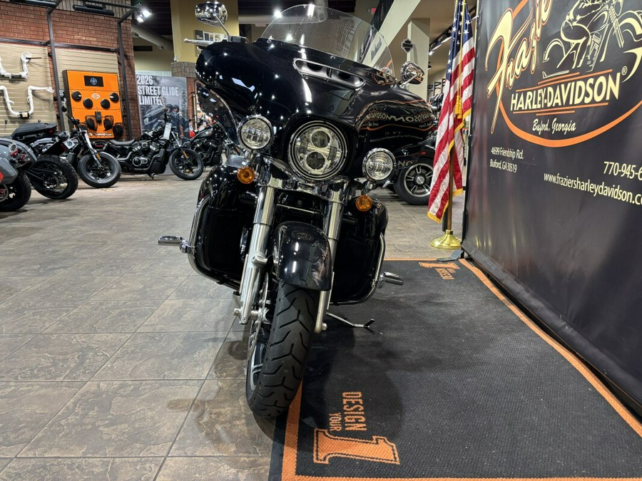 2021 Harley-Davidson® Ultra Limited Vivid Black - Black Finish