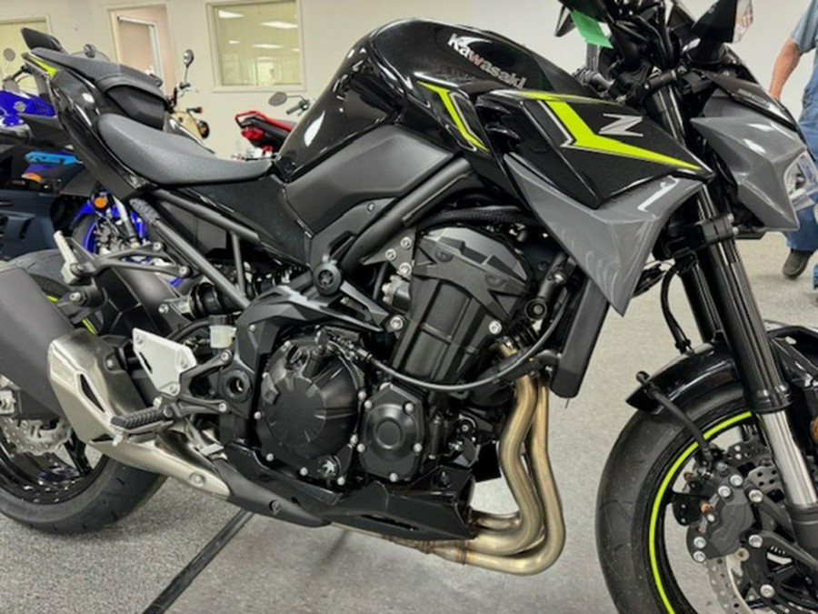 2024 Kawasaki Z900 ABS Metallic Spark Black/Metallic Matte Dark