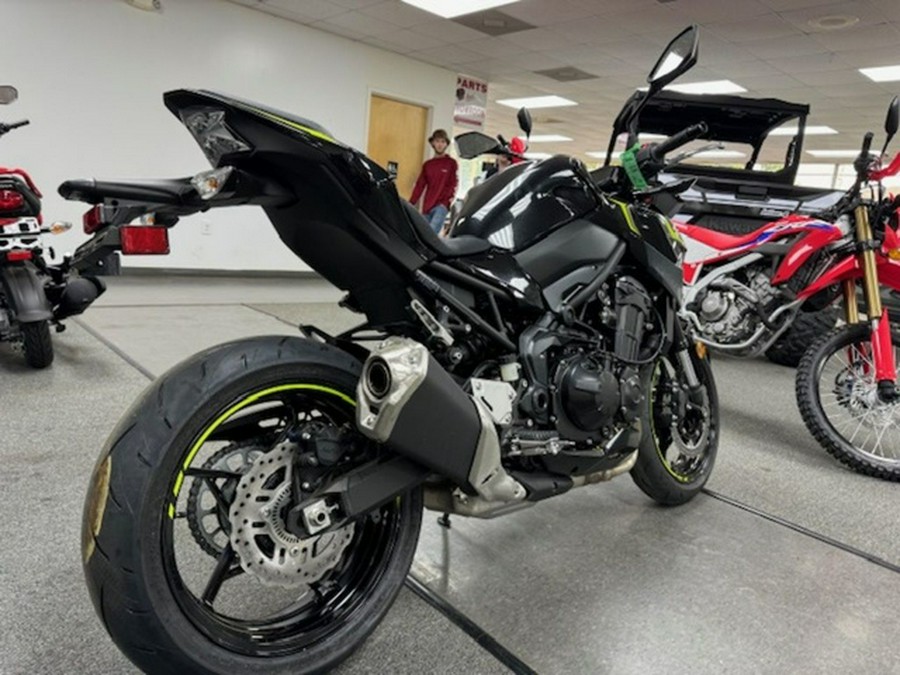 2024 Kawasaki Z900 ABS Metallic Spark Black/Metallic Matte Dark