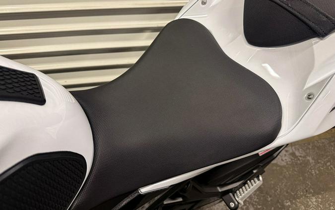 2023 Kawasaki Ninja 400 Pearl Blizzard White/Metallic Carbon Gr