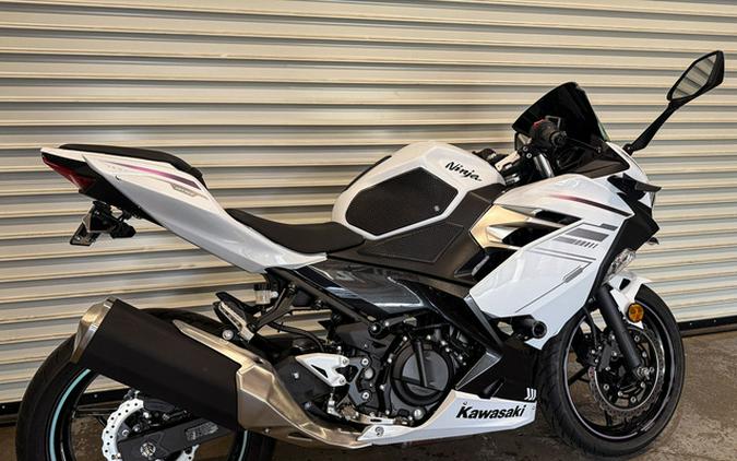 2023 Kawasaki Ninja 400 Pearl Blizzard White/Metallic Carbon Gr