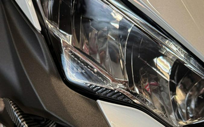 2023 Kawasaki Ninja 400 Pearl Blizzard White/Metallic Carbon Gr