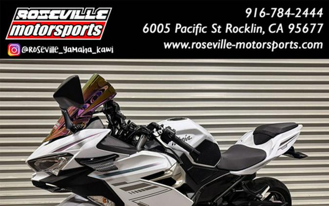 2023 Kawasaki Ninja 400 Pearl Blizzard White/Metallic Carbon Gr