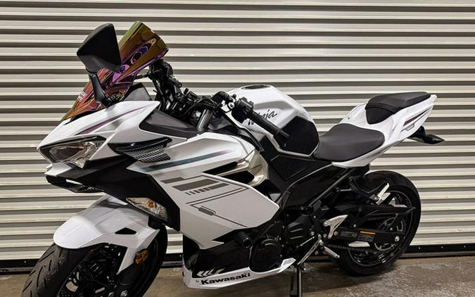 2023 Kawasaki Ninja 400 Pearl Blizzard White/Metallic Carbon Gr