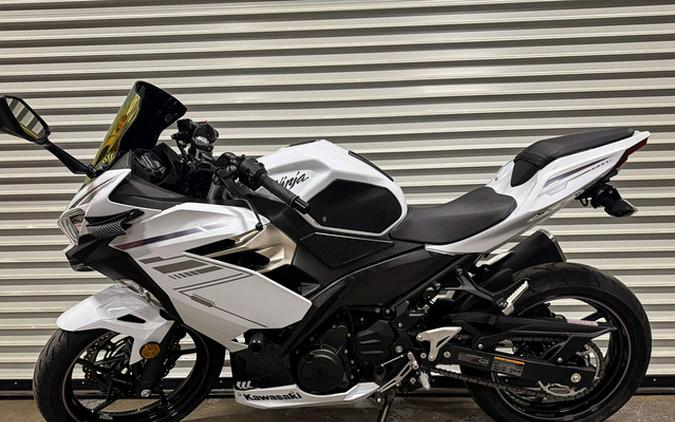 2023 Kawasaki Ninja 400 Pearl Blizzard White/Metallic Carbon Gr