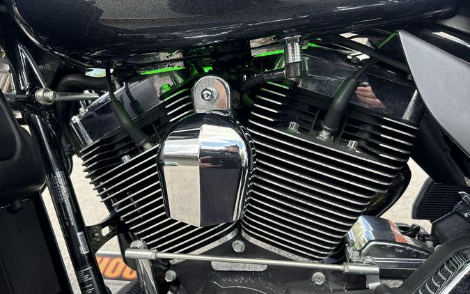 2015 Harley-Davidson® Tri Glide® Ultra Custom Colour Black Magic