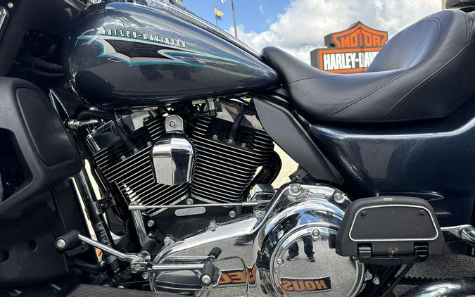2015 Harley-Davidson® Tri Glide® Ultra Custom Colour Black Magic