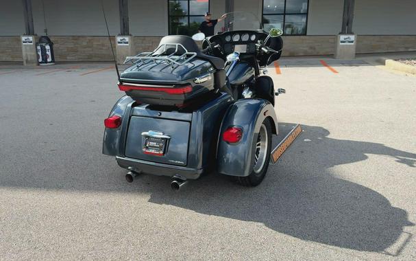 2015 Harley-Davidson® Tri Glide® Ultra Custom Colour Black Magic