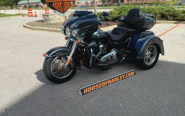 2015 Harley-Davidson® Tri Glide® Ultra Custom Colour Black Magic