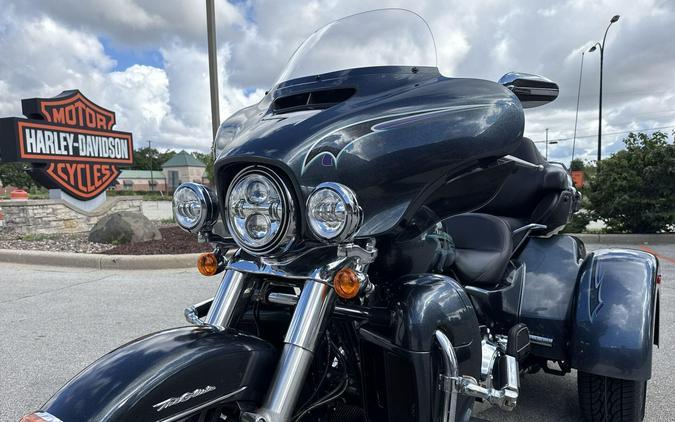 2015 Harley-Davidson® Tri Glide® Ultra Custom Colour Black Magic
