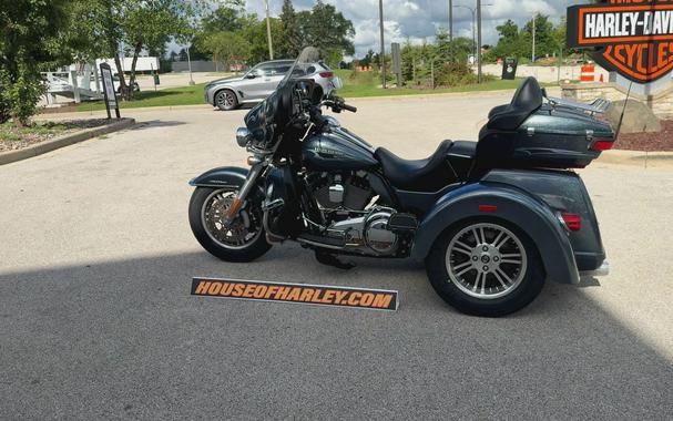 2015 Harley-Davidson® Tri Glide® Ultra Custom Colour Black Magic