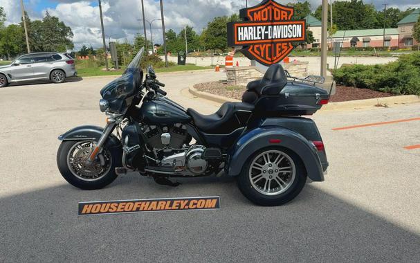 2015 Harley-Davidson® Tri Glide® Ultra Custom Colour Black Magic