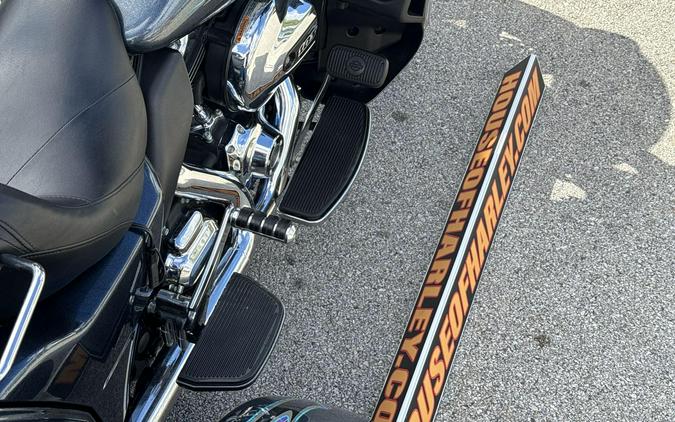 2015 Harley-Davidson® Tri Glide® Ultra Custom Colour Black Magic