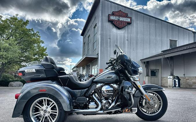 2015 Harley-Davidson® Tri Glide® Ultra Custom Colour Black Magic