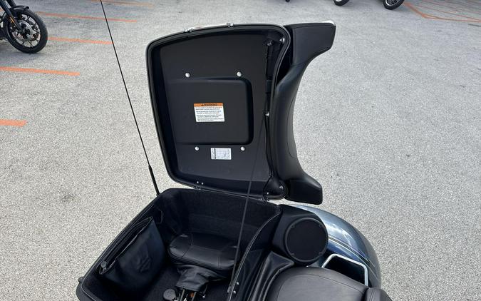 2015 Harley-Davidson® Tri Glide® Ultra Custom Colour Black Magic