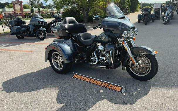 2015 Harley-Davidson® Tri Glide® Ultra Custom Colour Black Magic