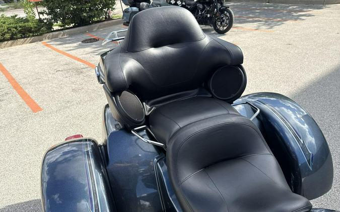 2015 Harley-Davidson® Tri Glide® Ultra Custom Colour Black Magic