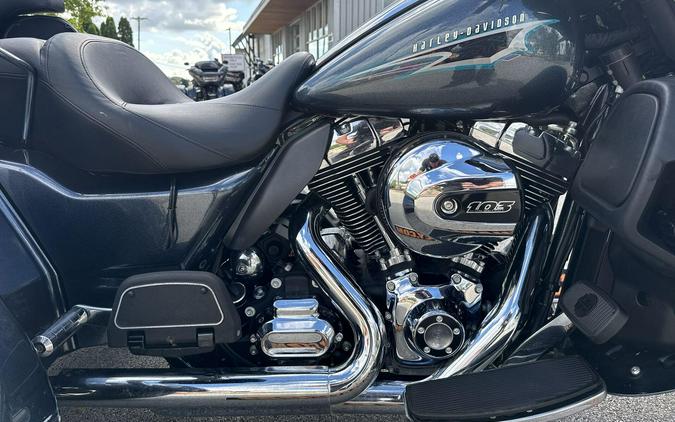2015 Harley-Davidson® Tri Glide® Ultra Custom Colour Black Magic