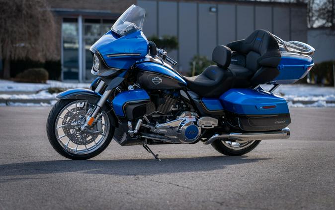 Harley-Davidson® CVO Street Glide Limited 2026 FLHXLSE 0034608041 ELECTRIC COAST W/ PINSTRIPE