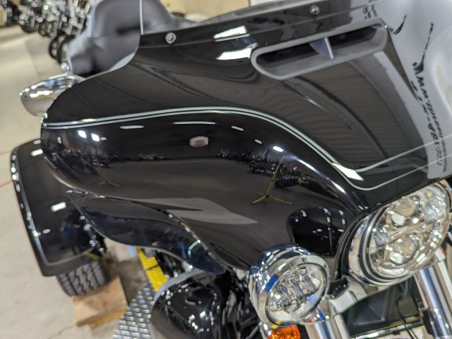 2024 Harley-Davidson Tri Glide Ultra Vivid Black