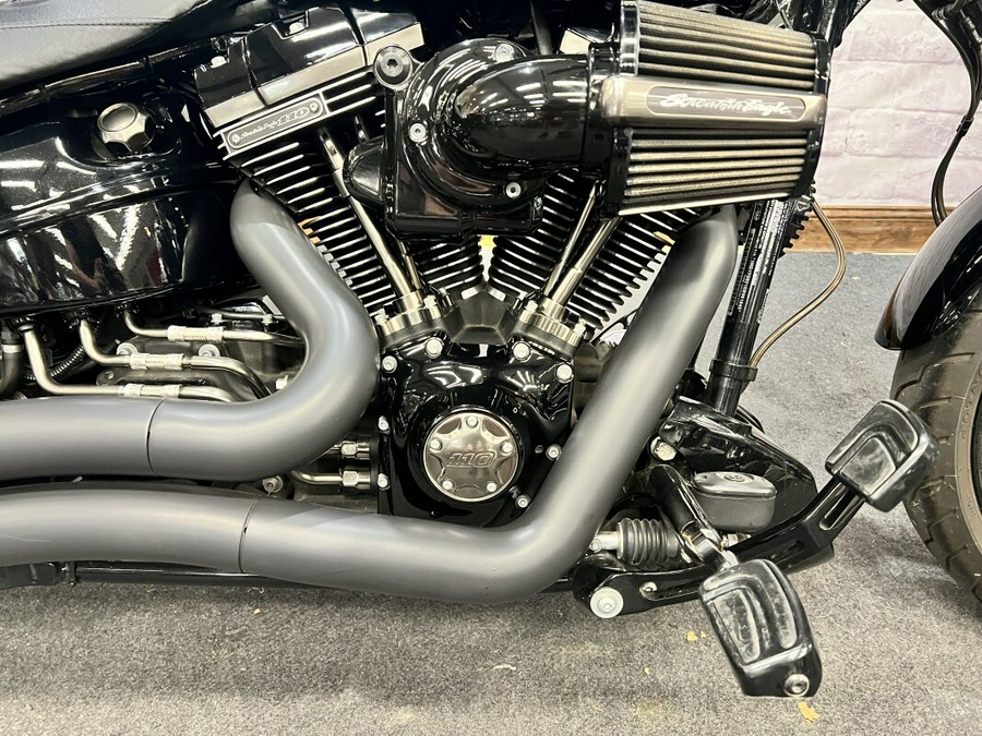 2016 Harley-Davidson® CVO™ Pro Street Breakout® Starfire Black FXSE